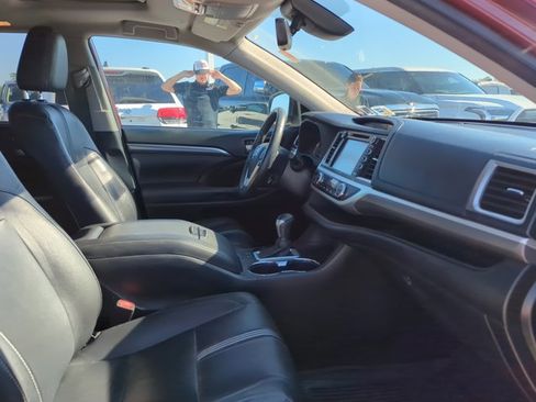 Used 2018 Toyota Highlander SE image 23