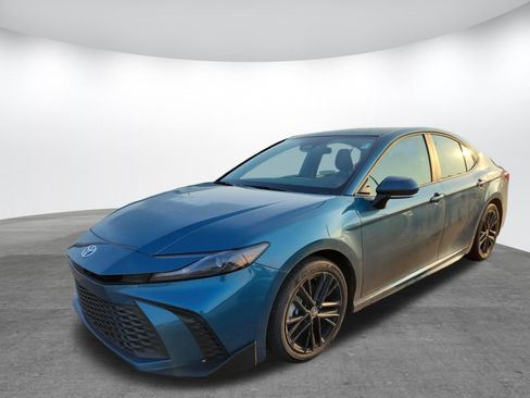 Used 2025 Toyota Camry SE FWD image 3