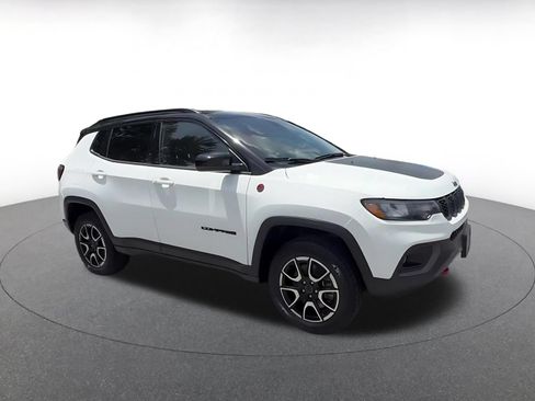 Used 2025 Jeep Compass Trailhawk AWD/4WD image 2