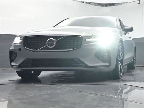 Certified 2024 Volvo S60 B5 Core image 33