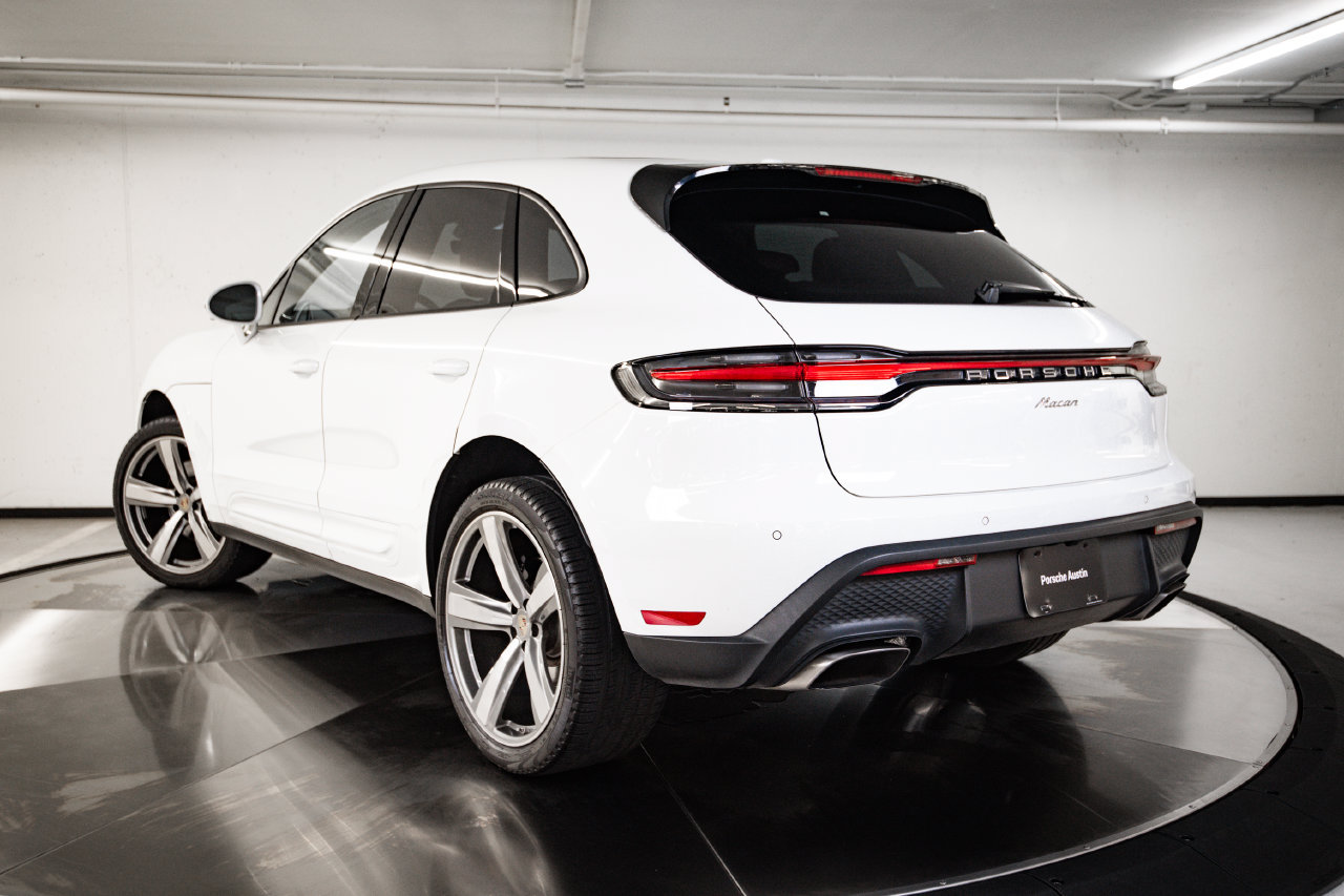 Certified 2024 Porsche Macan AWD/4WD image 3