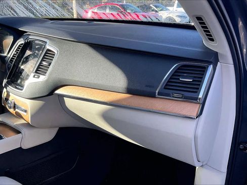 Used 2021 Volvo XC90 T5 Momentum w/ Protection Package Premier image 17