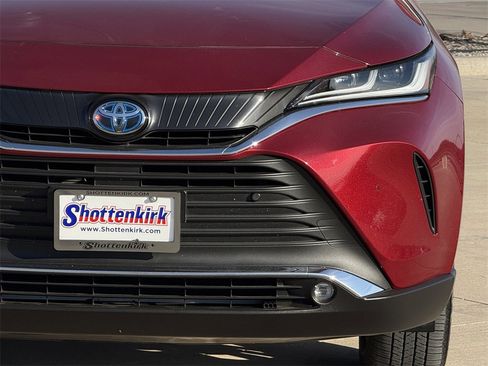 Used 2024 Toyota Venza XLE image 9