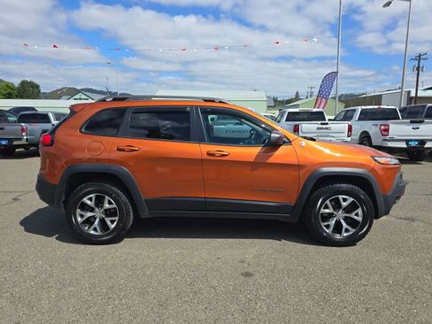 Used 2015 Jeep Cherokee Trailhawk w/ Leather Interior Group AWD/4WD image 6