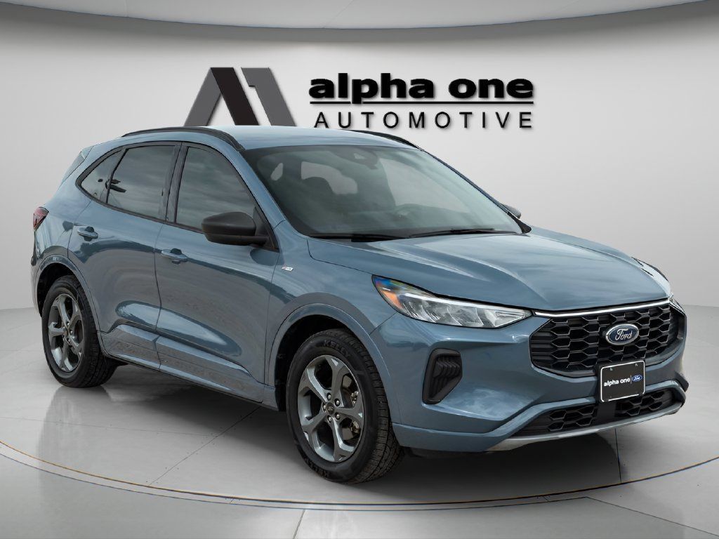 Used 2024 Ford Escape ST-Line w/ Tech Pack #1 FWD image 3