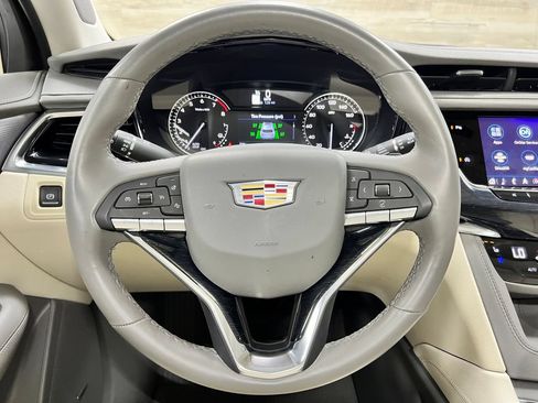 Used 2025 Cadillac XT6 Premium Luxury FWD image 2