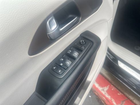 Used 2018 Chrysler Pacifica L FWD image 11