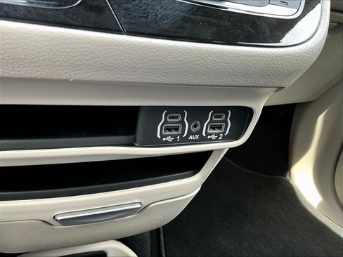 Used 2024 Chrysler Pacifica Touring-L FWD image 16