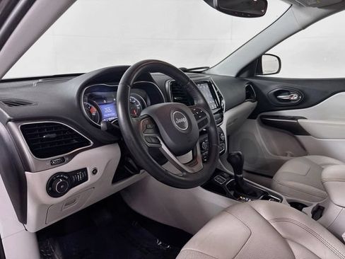 Used 2019 Jeep Cherokee Limited FWD image 9