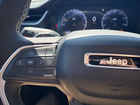 Used 2024 Jeep Grand Cherokee L Limited AWD/4WD image 17