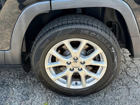 Used 2016 Jeep Cherokee Latitude w/ Comfort/Convenience Group FWD image 9