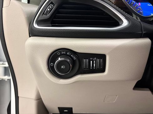 Used 2023 Chrysler Pacifica Limited FWD image 12