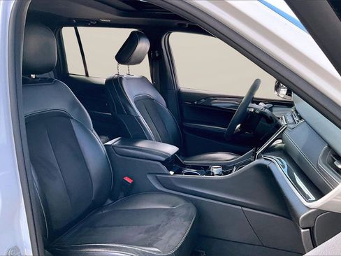 Used 2023 Jeep Grand Cherokee Altitude image 23