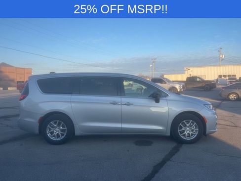 New 2026 Chrysler Pacifica Select image 2