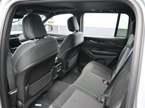 Used 2024 Jeep Grand Cherokee Laredo X image 35