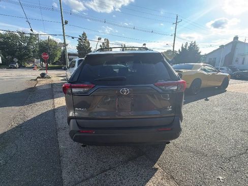 Used 2021 Toyota RAV4 LE AWD/4WD image 5