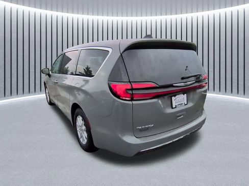 Used 2023 Chrysler Pacifica Touring-L FWD image 7