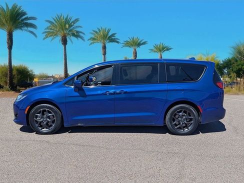 Used 2020 Chrysler Pacifica Touring w/ S Appearance Package FWD image 2