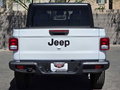 Used 2025 Jeep Gladiator Sport AWD/4WD image 7