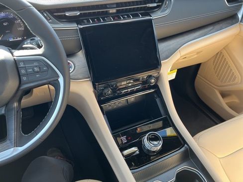 New 2025 Jeep Grand Cherokee Limited image 11