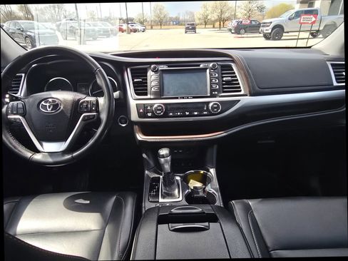 Used 2019 Toyota Highlander XLE image 15