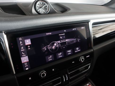 Used 2024 Porsche Macan AWD/4WD image 20