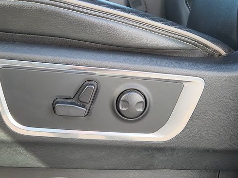 Used 2025 RAM 1500 Laramie AWD/4WD image 9