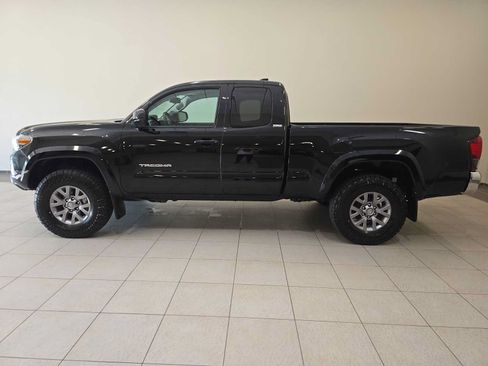 Used 2019 Toyota Tacoma SR5 AWD/4WD image 3