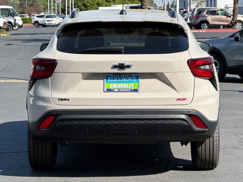 New 2026 Chevrolet Trax RS w/ Sunroof Package FWD image 4