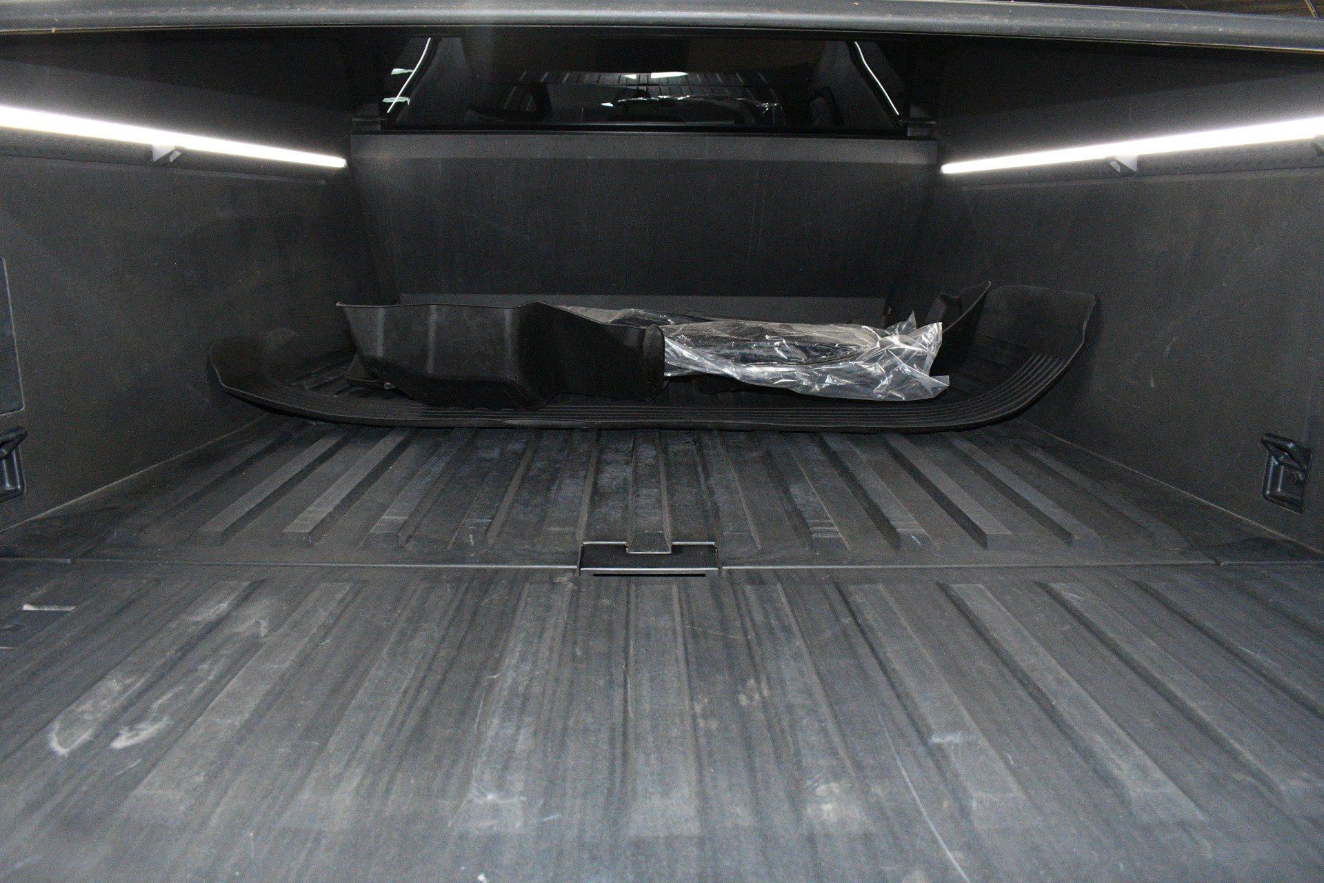 Used 2024 Tesla Cybertruck AWD Crew Cab image 96