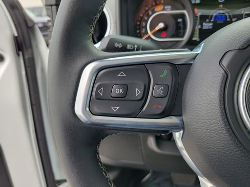 Used 2025 Jeep Wrangler Unlimited Sahara AWD/4WD image 21