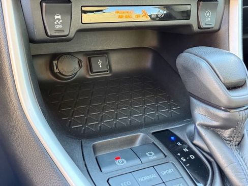 Used 2022 Toyota RAV4 LE image 26