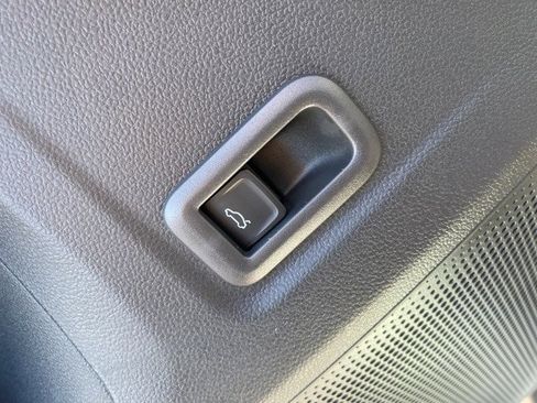 New 2025 Volkswagen Tiguan SE image 24