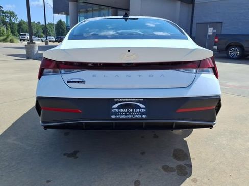 New 2026 Hyundai Elantra SE FWD image 3