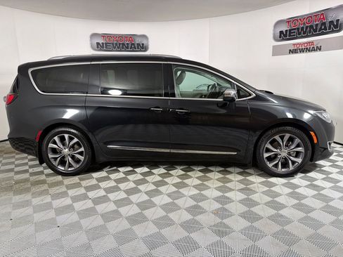 Used 2017 Chrysler Pacifica Limited w/ UConnect Theater Package image 3