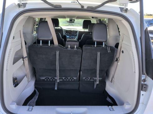 Used 2024 Chrysler Pacifica Touring-L FWD image 12