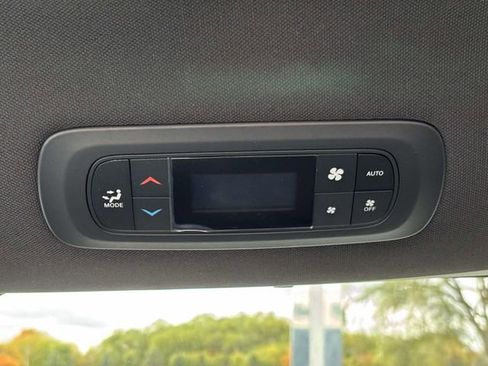 New 2026 Chrysler Pacifica Select image 10