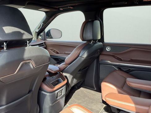 Used 2025 Lincoln Navigator Reserve image 29