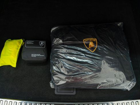 Used 2024 Lamborghini Urus Performante AWD/4WD image 41