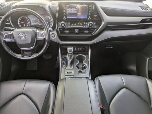 Used 2022 Toyota Highlander XLE image 11