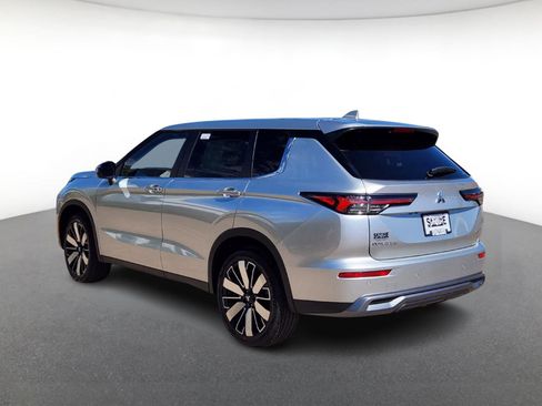 New 2025 Mitsubishi Outlander SE image 4