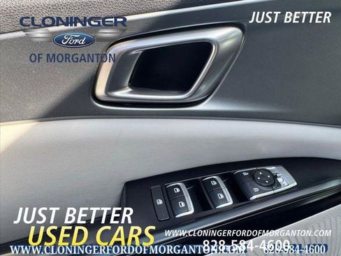 Used 2023 Kia Carnival LX image 22