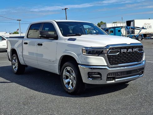 Used 2025 RAM 1500 Big Horn AWD/4WD image 3