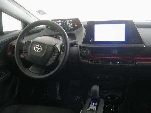 Used 2024 Toyota Prius Prime XSE image 2