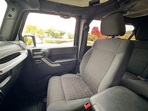 Used 2011 Jeep Wrangler Unlimited Rubicon w/ Connectivity Group image 32