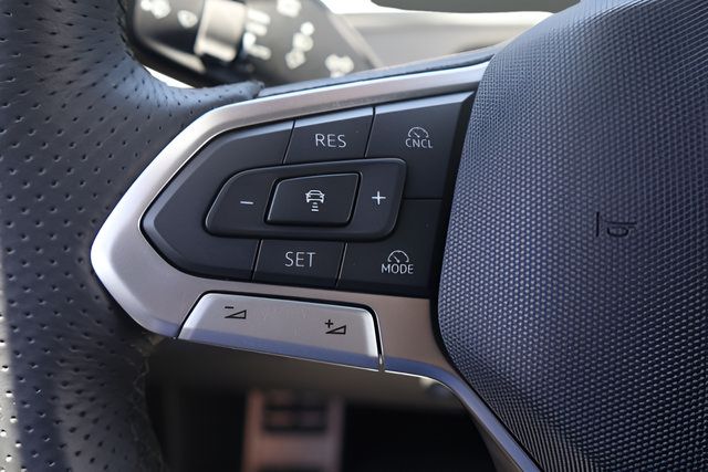 Used 2026 Volkswagen Tiguan SE R-Line FWD image 22