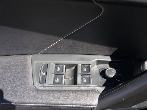 Used 2023 Volkswagen Tiguan SE R-Line image 40