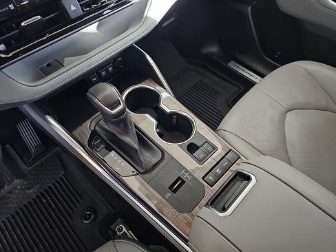 Used 2021 Toyota Highlander Limited image 31