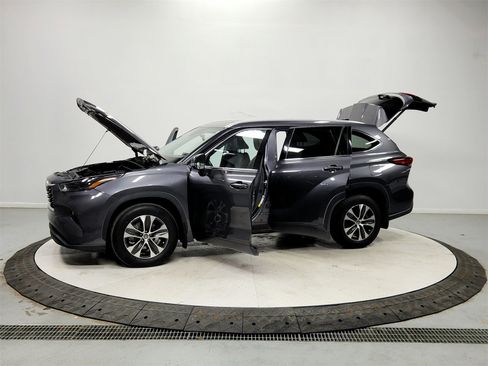 Used 2022 Toyota Highlander XLE image 11