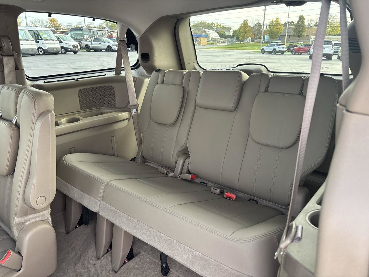 Used 2016 Chrysler Town & Country Touring w/ Driver Convenience Group FWD image 11